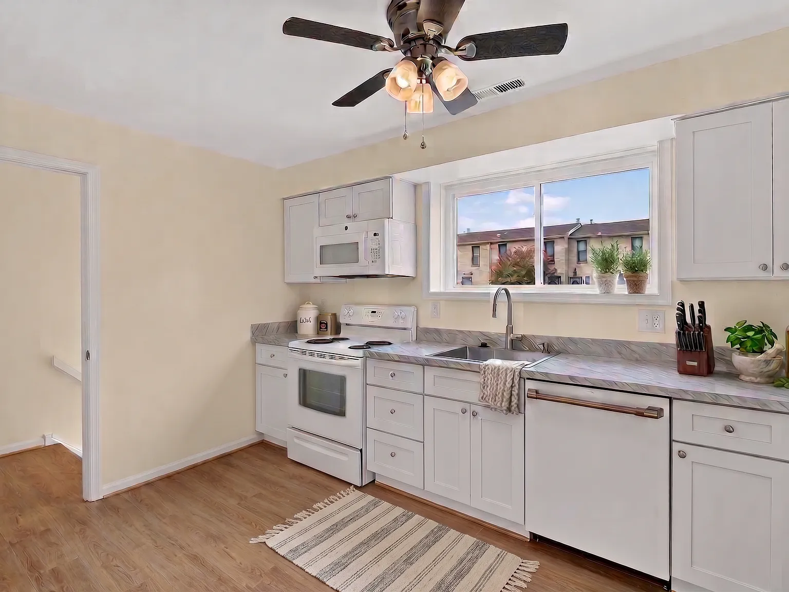 3 bed, 1375 sqft, $3,300 — Photo 3
