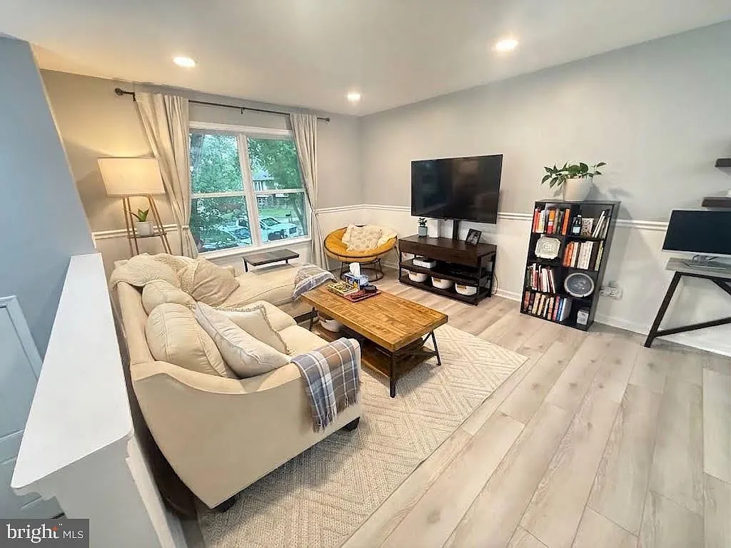3 bed, 2.0 bath, 1304 sqft, $3,400 — Photo 2