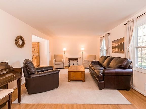 3rd image of 16 Candlewood Cir