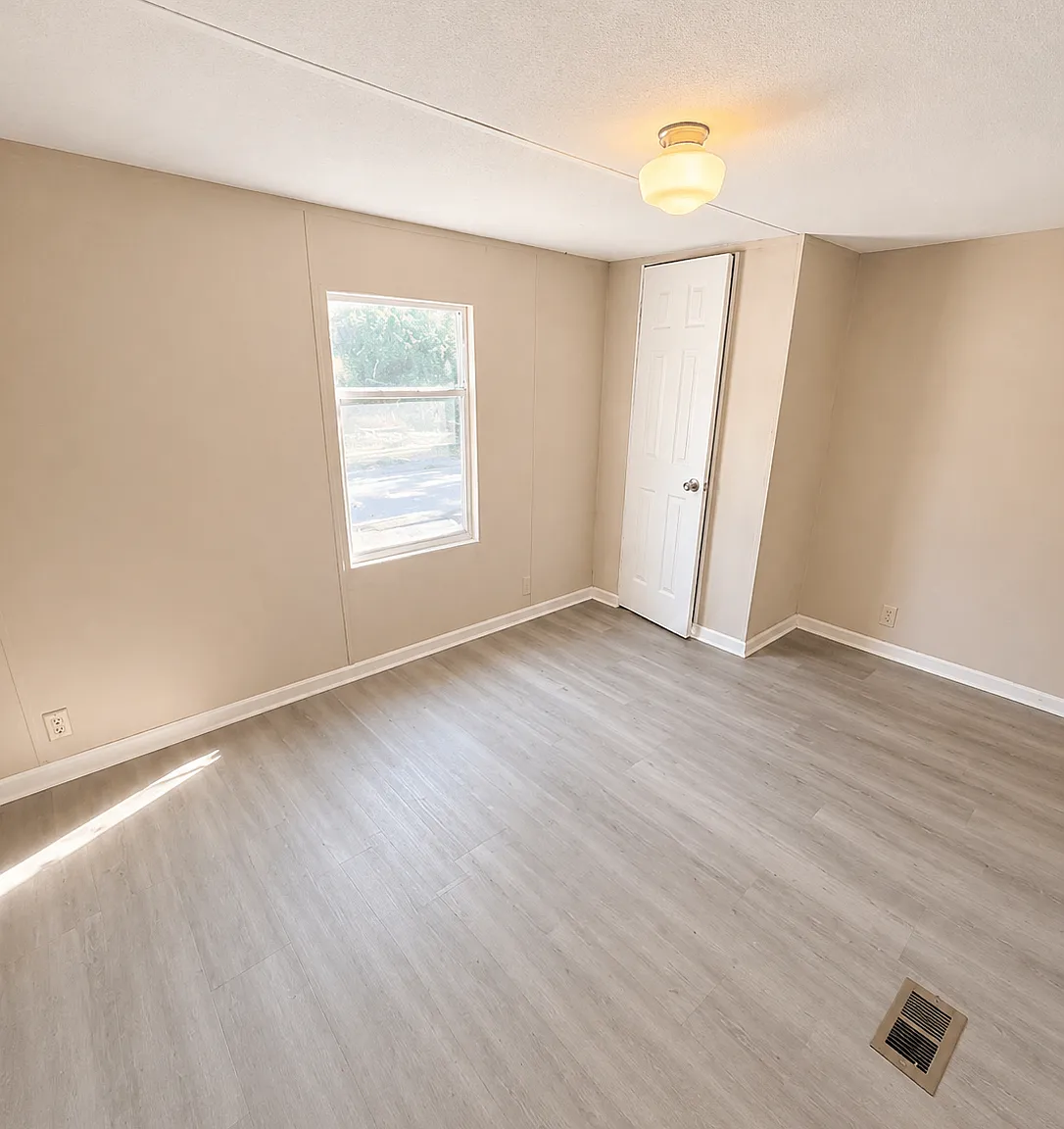 110 Deborah Drive . — Photo 4