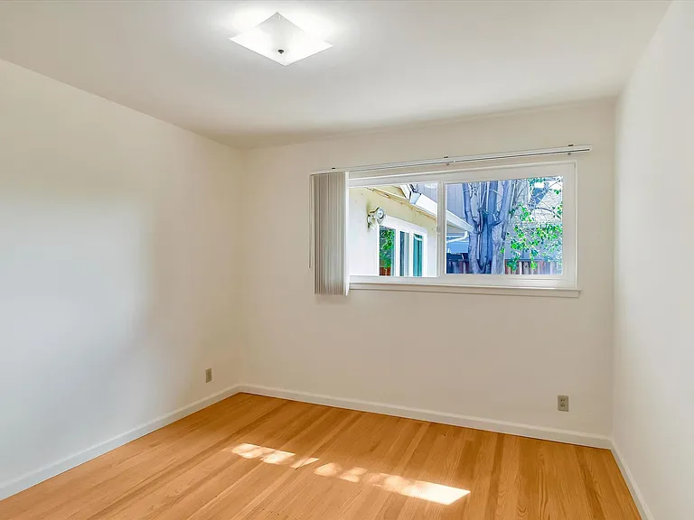 754 Yale Ln — Photo 29