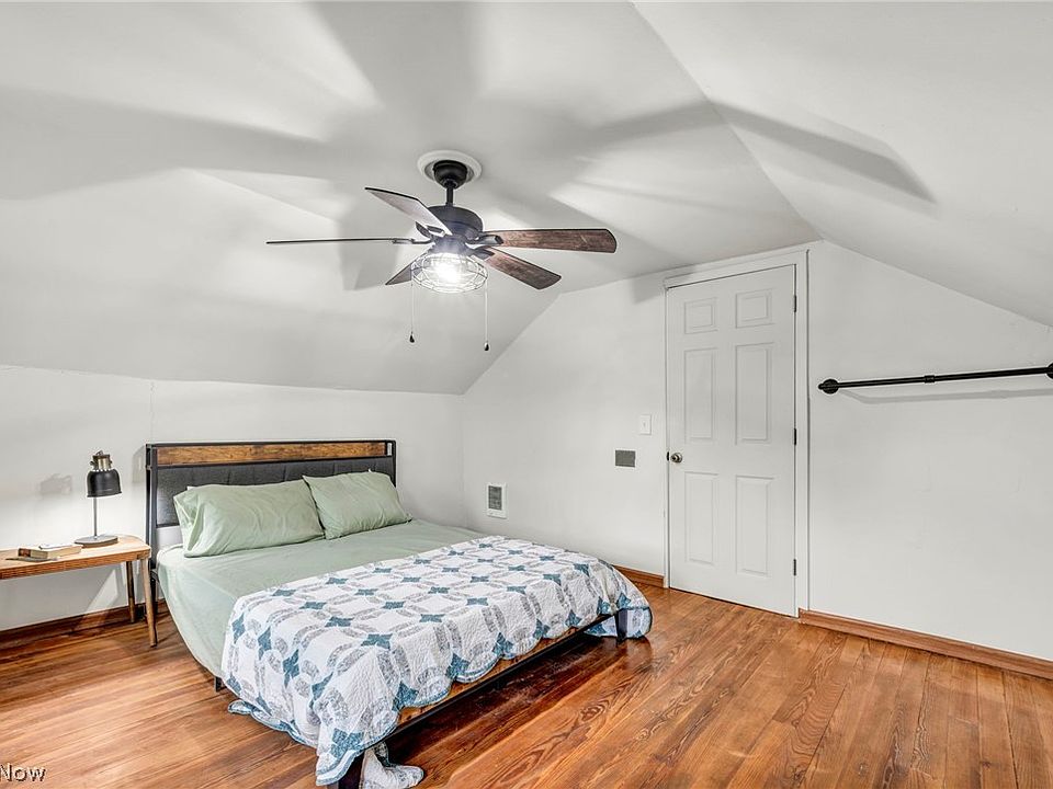 34th image of 262 E Walnut St