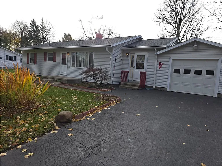 379 Hollybrook Rd — Photo 3