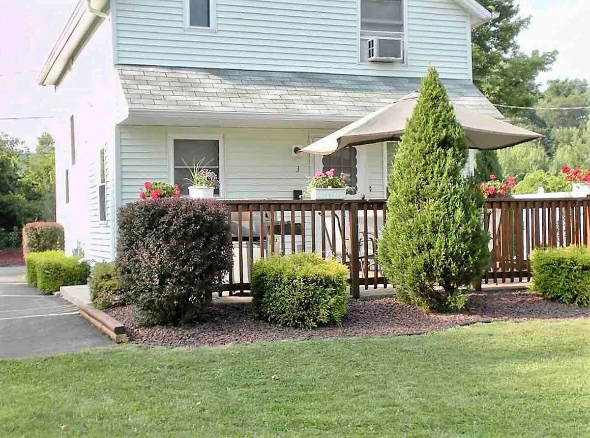 3 bed, 1.5 bath, 1300 sqft, $2,100 — Photo 1