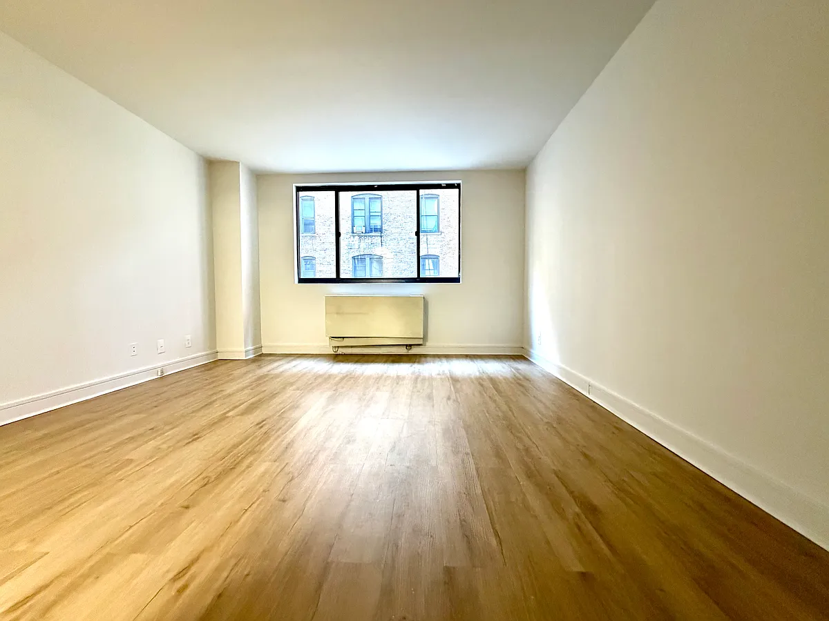 Building Photo - 323 W 96th St #21O