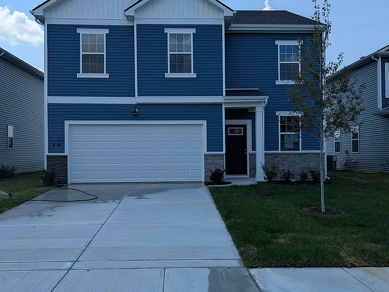 3812 Sterling Dr — Photo 2