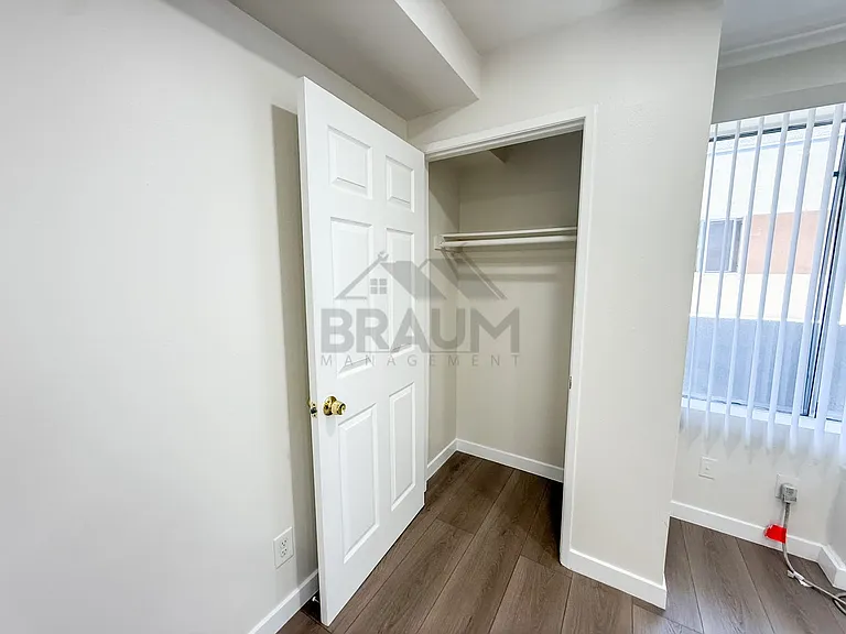5245 RIVERTON AVE. — Photo 9