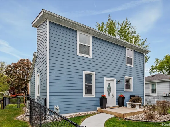 9474 Thames Blvd, White Lake, MI 48386