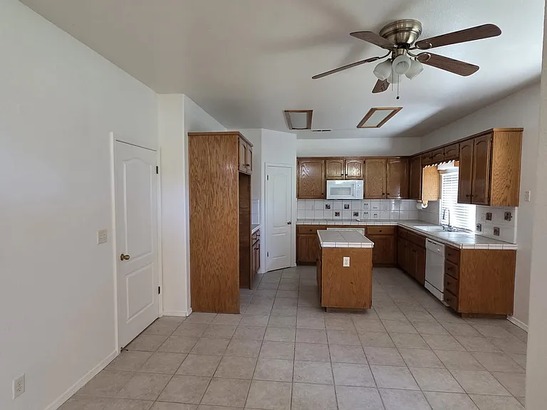 1940 Lawrence Ave — Photo 15