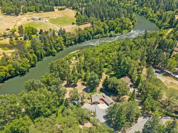 290 Chinook Park Ln, Grants Pass, OR 97527