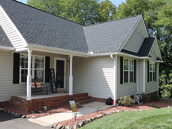 3rd image of 121 Falling Leaf Ln