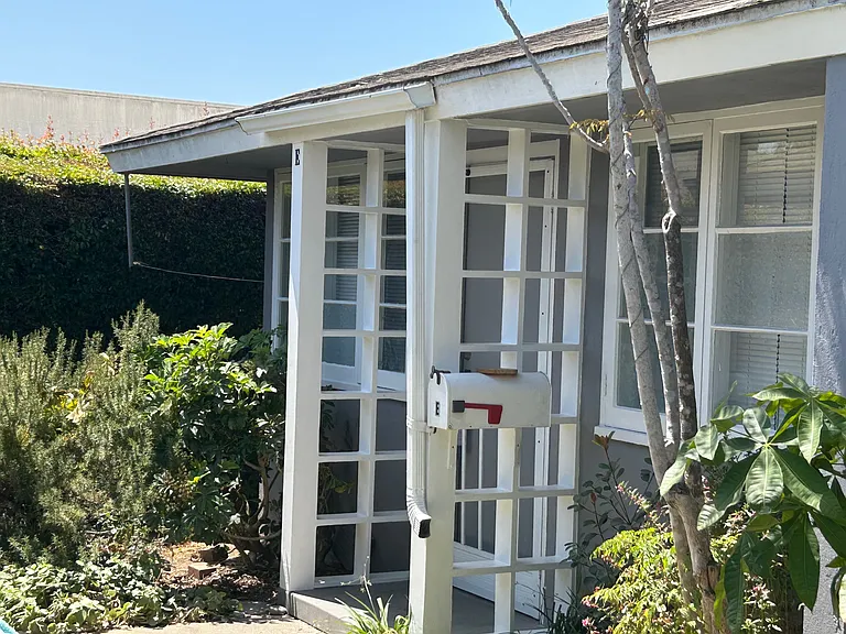 2435 De La Vina St #E — Photo 1