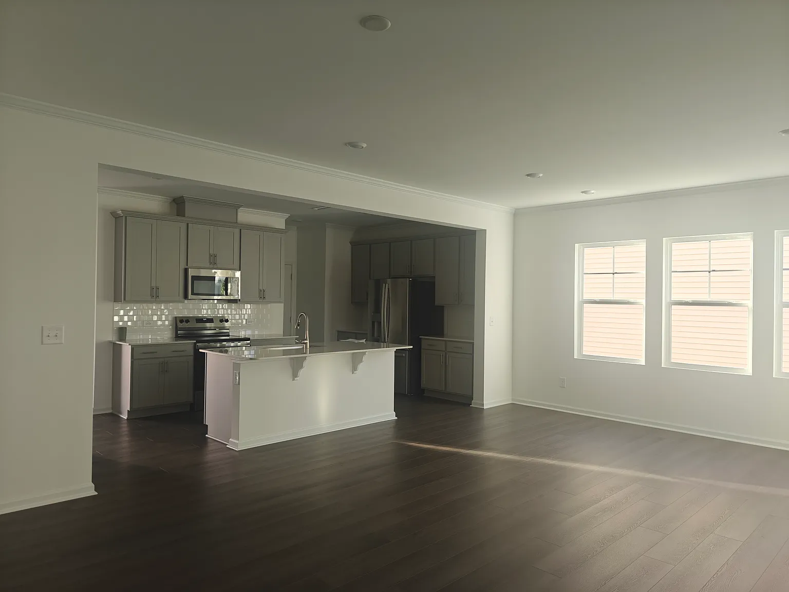 3 bed, 2.5 bath, 1924 sqft, $1,995 — Photo 4