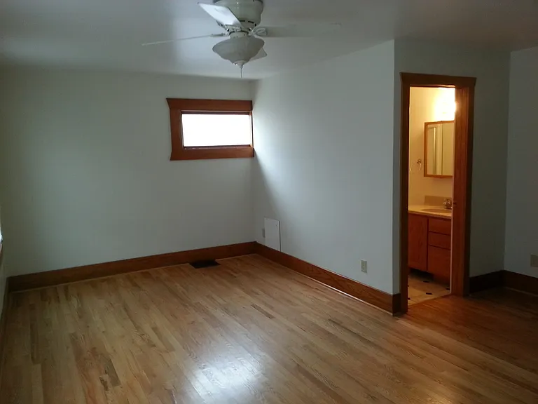 224 1/2 S Linn St — Photo 2