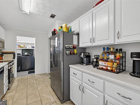 4th image of 494 Spring St