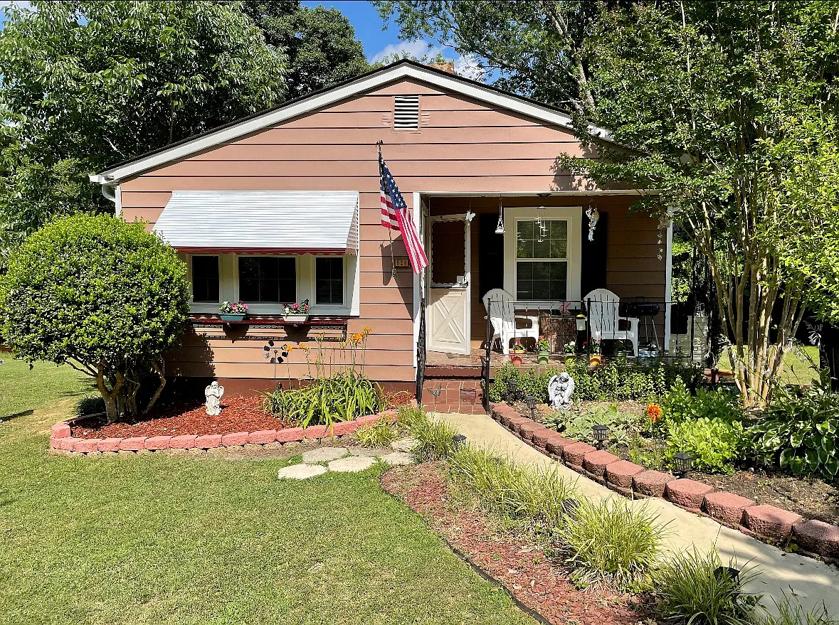3 bed, 1100 sqft, $1,200 — Photo 1
