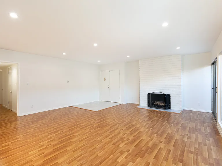 11748 Mayfield Ave #5 — Photo 4