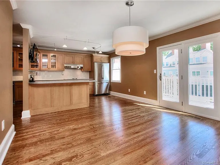 450 Center St #15 — Photo 6