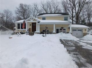 123 S Nauraushaun Rd, Pearl River, NY 10965