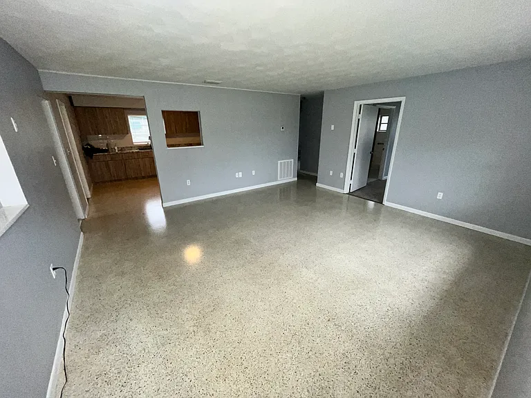 604 S Waldron Ave — Photo 3