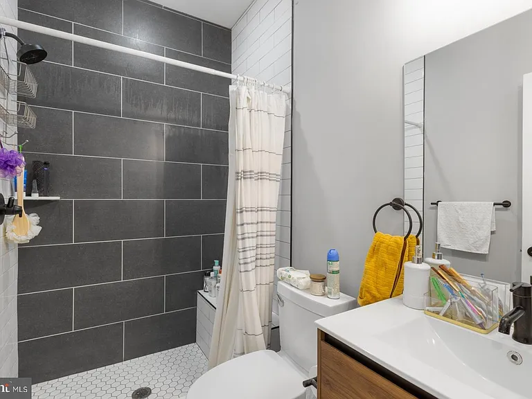 919 N 15th St #1R — Photo 14