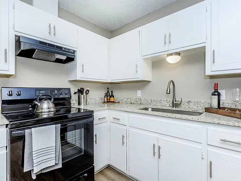 Oak Creek Apartments — Photo 11