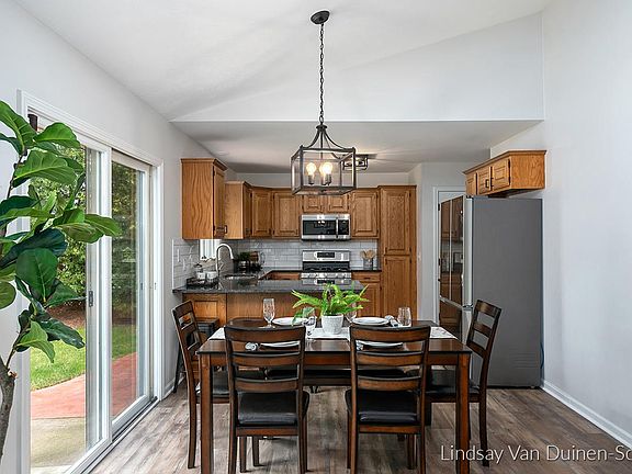 2nd image of 1487 Edgeknoll Dr SE