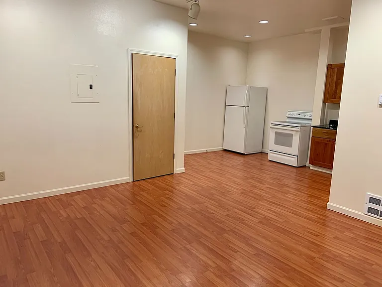 3644 Woodland Park Apartments are located in Wallingford — Photo 8
