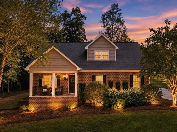 822 Montgomery Ct, Walnut Cove, NC 27052
