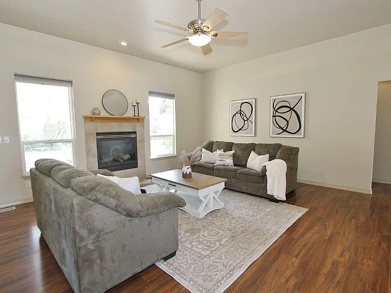 2074 S Tollgate Way — Photo 4