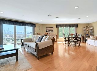 45 Legend Hills Dr, Edgewater, NJ 07020