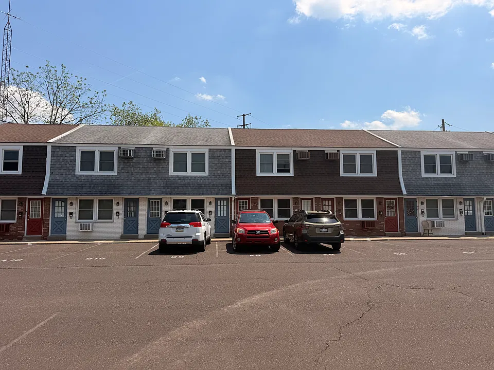 Colonial Square Apartments