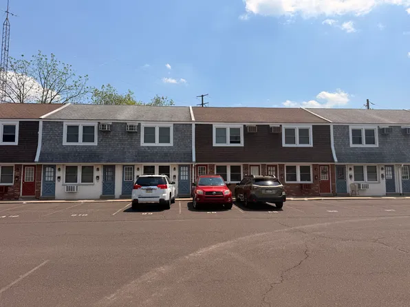 Colonial Square Apartments