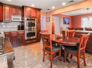 5 Gallatin Dr, Dix Hills, NY 11746