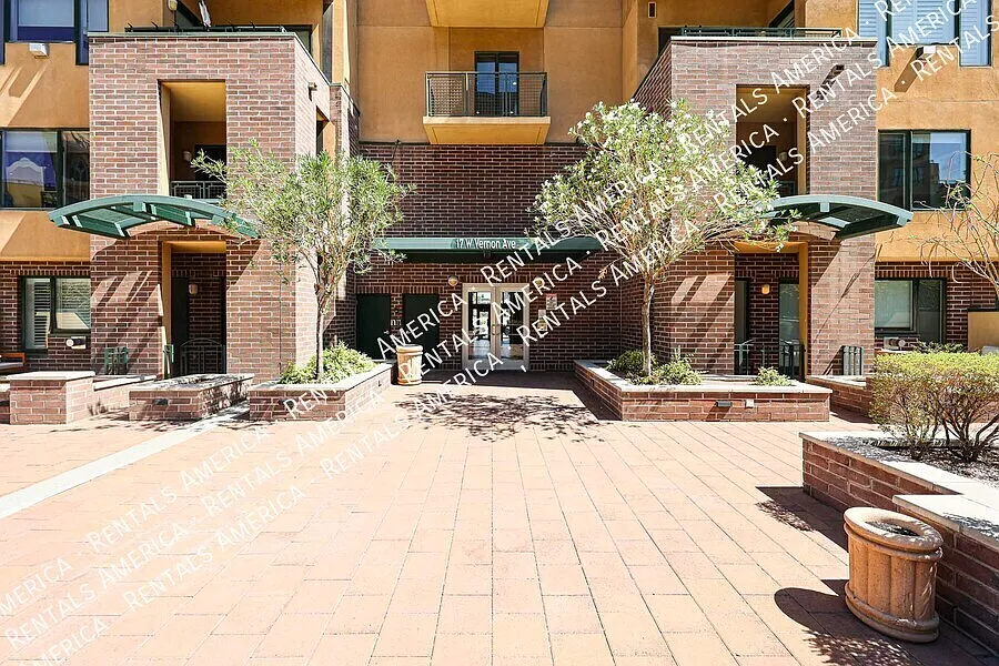 Downtown Phoenix 3rd Floor 1 Bed 1 Bath Condo — Photo 3