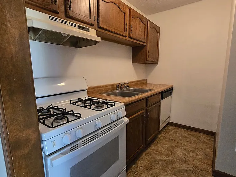 1638 Thompson Dr — Photo 4