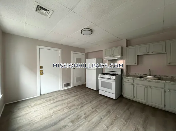 52 Blue Hill Ave, Roxbury, MA