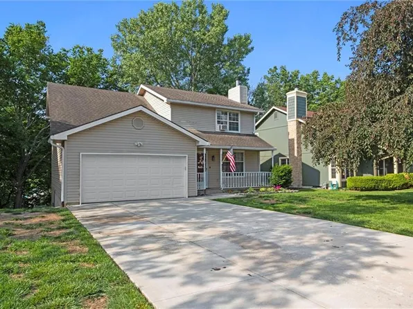 446 Hithergreen Dr, Lansing, KS 66043