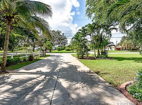LONG ENTRANCE DRIVEWAY