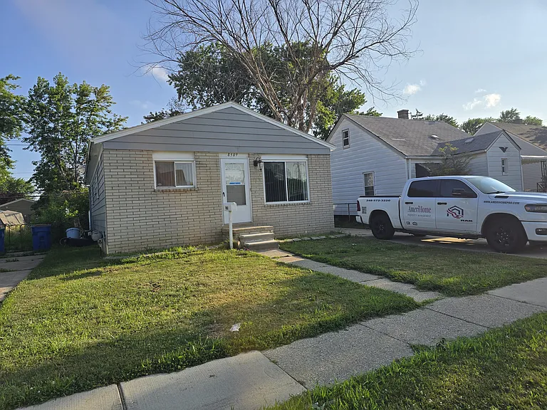 8509 Paige Ave — Photo 1