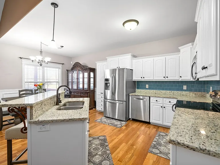 2226 Fairfax Dr — Photo 6