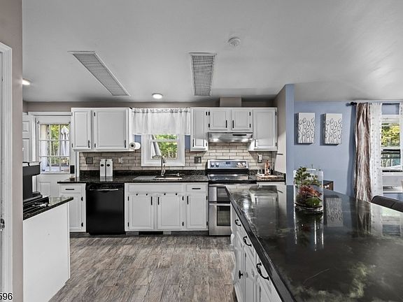 4th image of 10 Plumer Rd