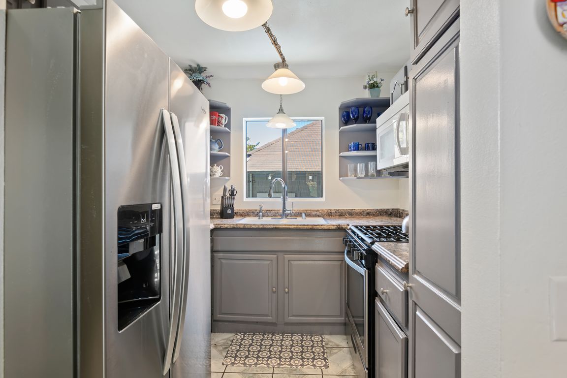 11 - Kitchen
