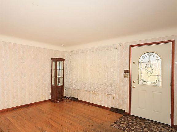 3rd image of 102 Lellan Ave