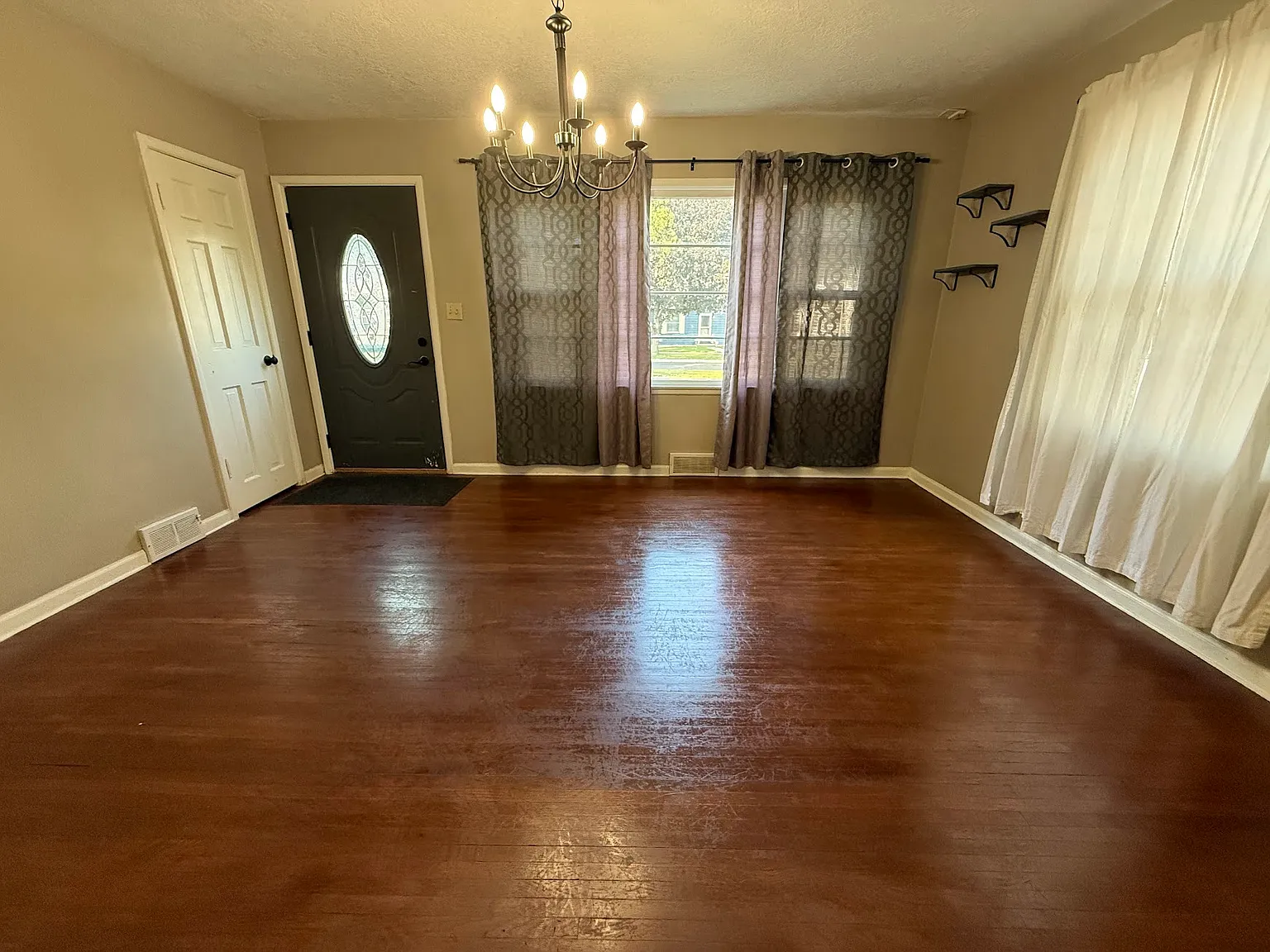 3 bed, 1660 sqft, $2,050 — Photo 3