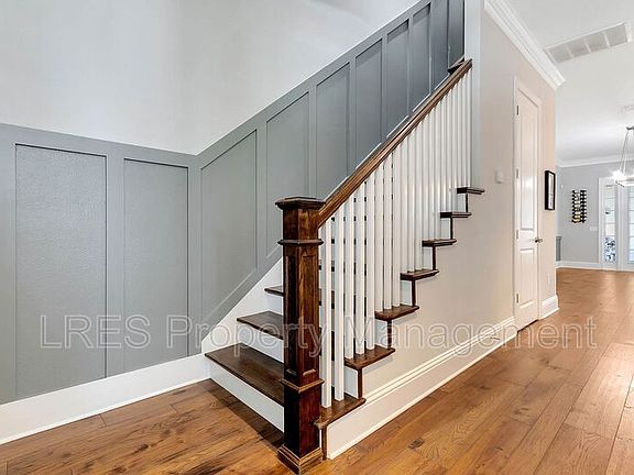 5th image of 250 W Lyman Ave