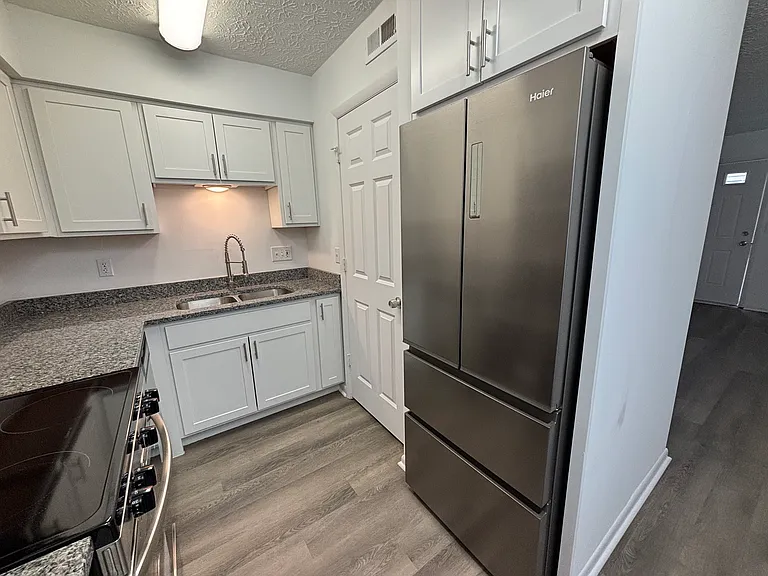 526 Forest St — Photo 9