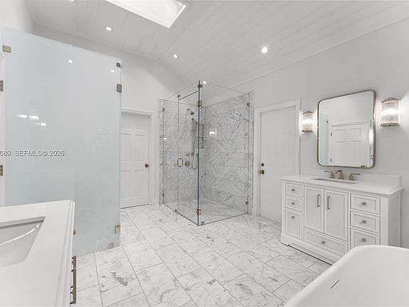 5th image of 6675 Roxbury Ln