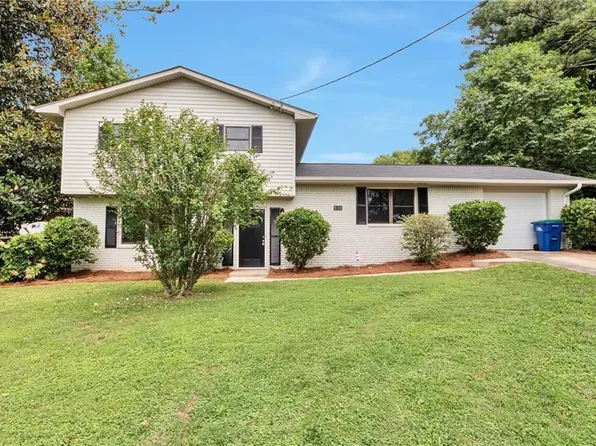 910 Michael Dr, College Park, GA 30349