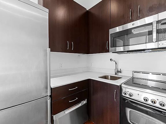 3rd image of 163 Ludlow St APT 2C